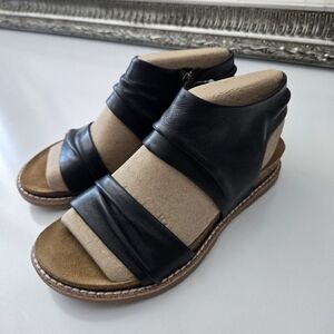 Comfortiva Gale full-grain leather black sandals. Size 6.5. New.Heel Height: 1